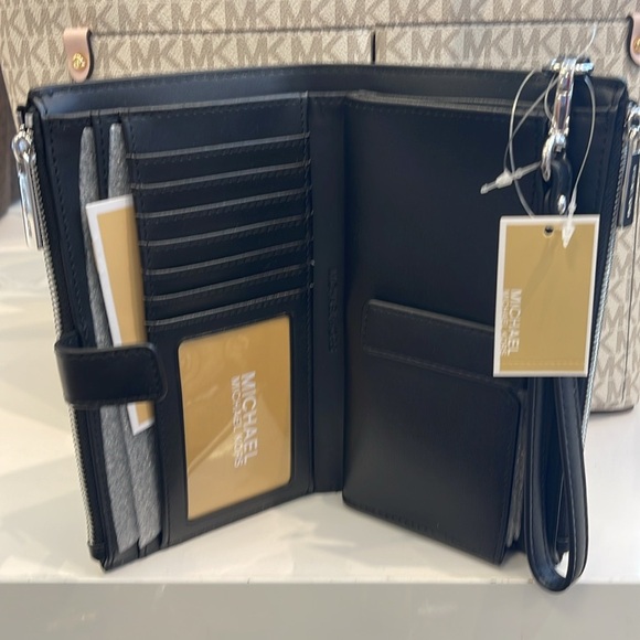 MICHAEL KORS
Jet Set Large Logo Signature Double-Zip Wristlet-Wallet-Phone Case - Picture 10 of 16